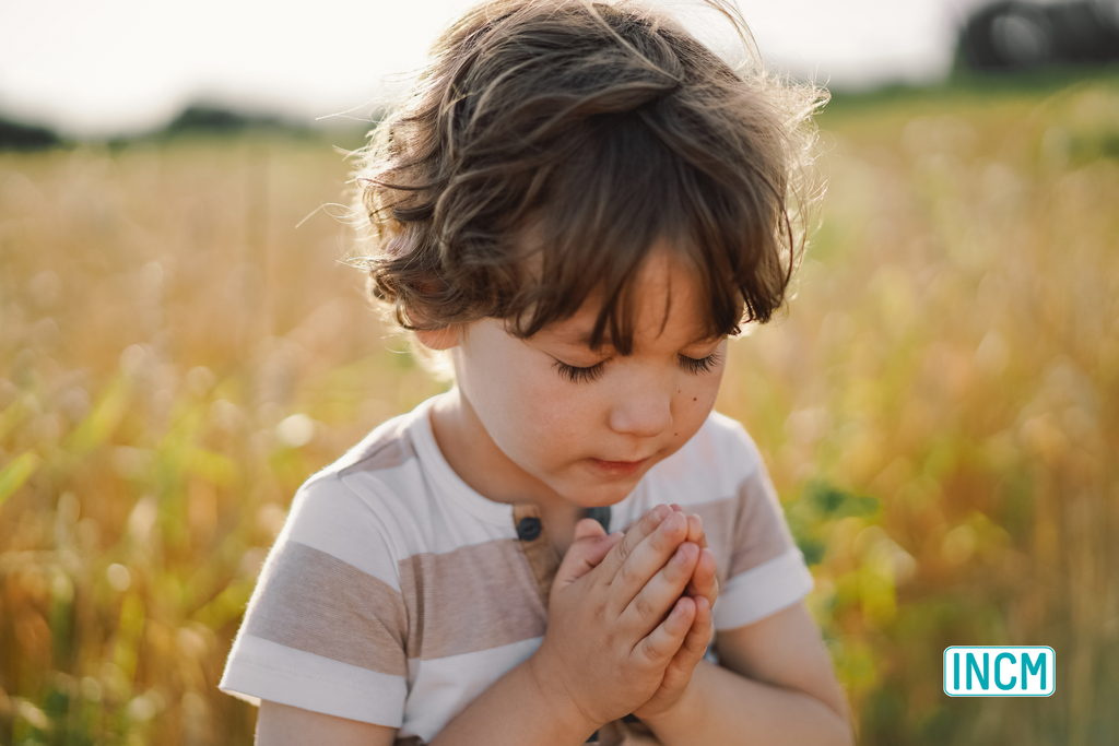 Little boy praying 
